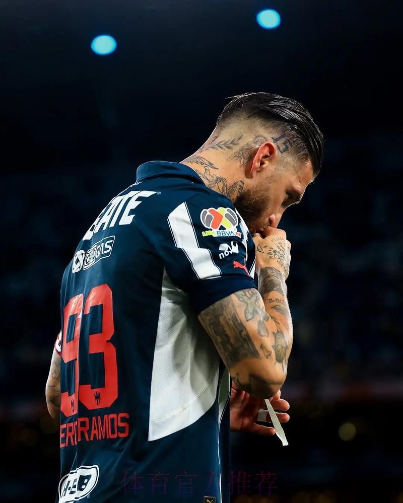 纪念百球里程碑 老弗爷向拉莫斯送上特制球衣 纪念百球里程碑 老弗爷向拉莫斯送上特制球衣